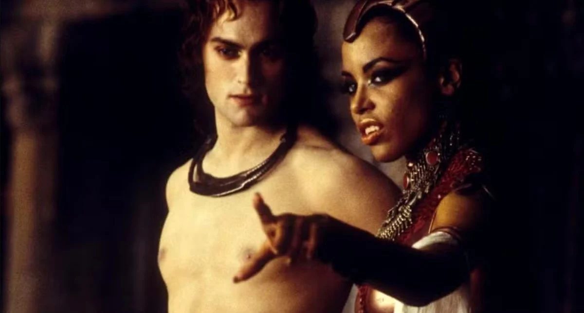 Stuart Townsend as Lestat and Aaliyah as Akasha in Queen of the Damned.